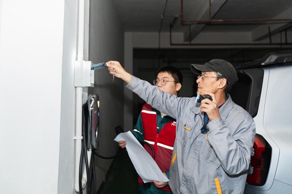 對充電樁等進行安全檢查。國網重慶永川供電公司供圖