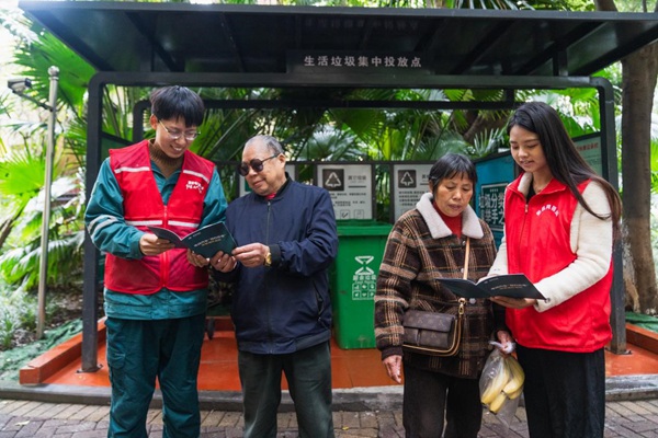 向居民宣傳安全用電和環(huán)保知識。國網重慶永川供電公司供圖