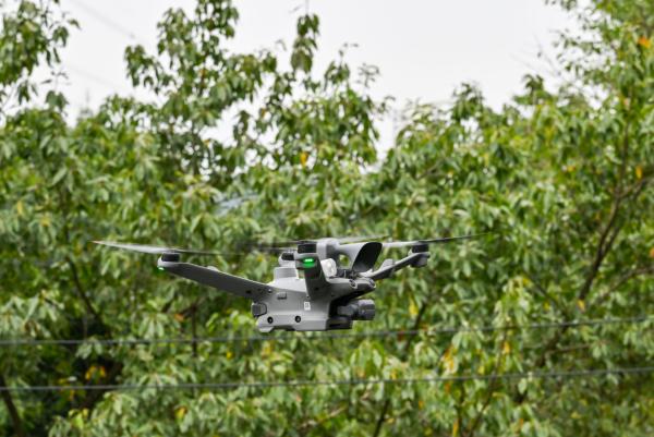 無人機巡飛。崔景印攝