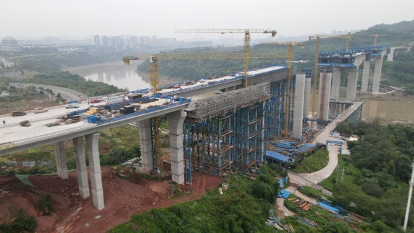 寶山嘉陵江大橋東引橋首跨支架整體滑移圓滿成功。重慶設(shè)計(jì)集團(tuán)有限公司市政設(shè)計(jì)研究院供圖