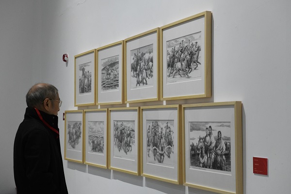 市民觀看展覽。周小平攝