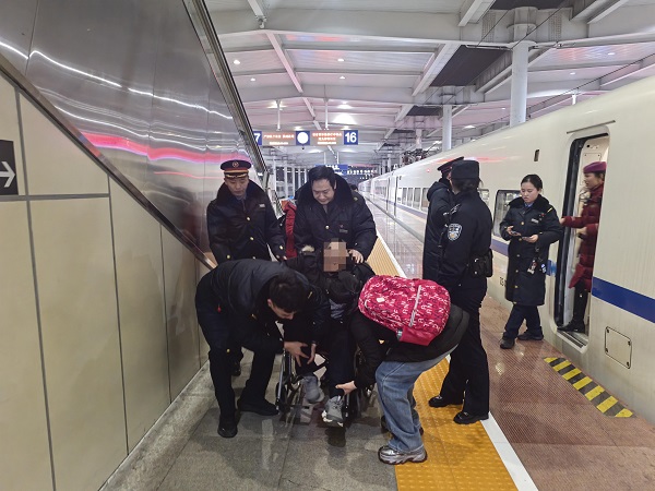 鄭彥麗與120急救人員進行交接。受訪者供圖