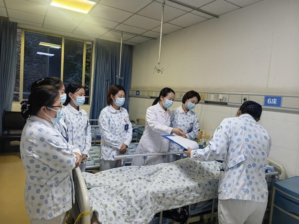 鄭彥麗在萬州區(qū)周家壩街道社區(qū)衛(wèi)生服務(wù)中心進行護理帶教查房。受訪者供圖