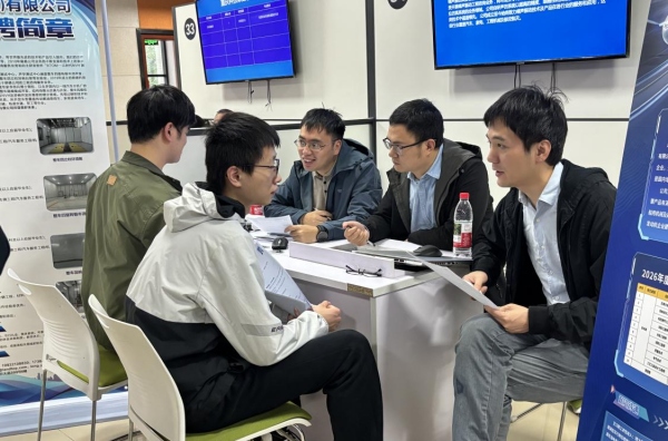 雙選會(huì)現(xiàn)場(chǎng)。重慶理工大學(xué)供圖