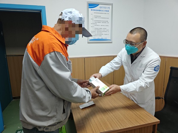 患者在南岸區(qū)長生橋鎮(zhèn)衛(wèi)生院肺結(jié)核延伸服藥點領(lǐng)取藥物。重慶市南岸區(qū)衛(wèi)生健康委供圖