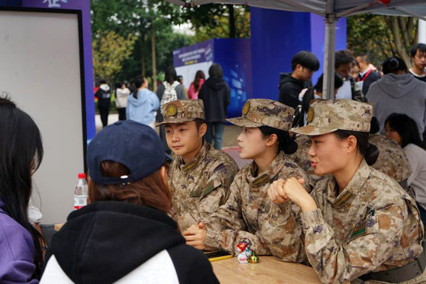 參軍入伍政策咨詢服務(wù)專區(qū)。工程學(xué)院供圖