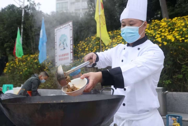 大廚現(xiàn)場(chǎng)烹飪羊肉美食。曾英豪攝