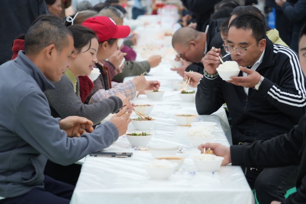 百米長(zhǎng)桌宴。涪陵區(qū)委宣傳部供圖