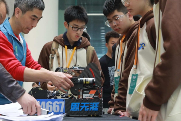 量子思無涯隊(duì)正在調(diào)試機(jī)器人。量子供圖