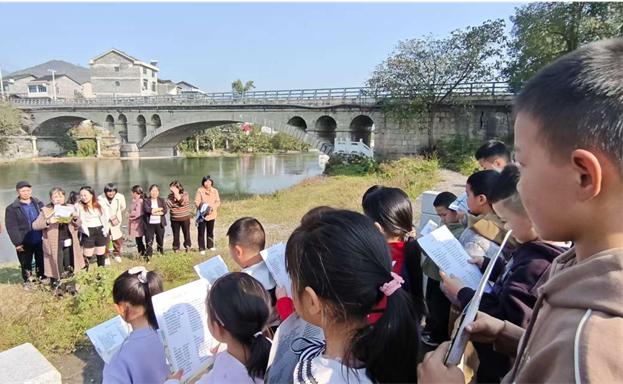 在秀山巨豐堰堤岸上誦讀。吳小霞攝