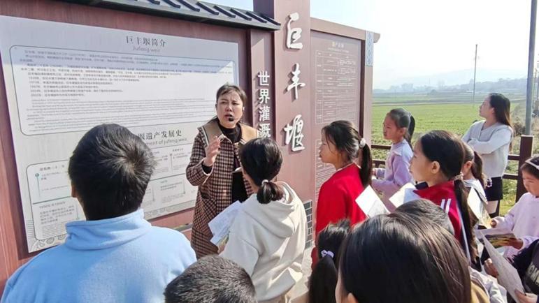 孩子們了解家鄉(xiāng)古堰的歷史文化。吳小霞攝