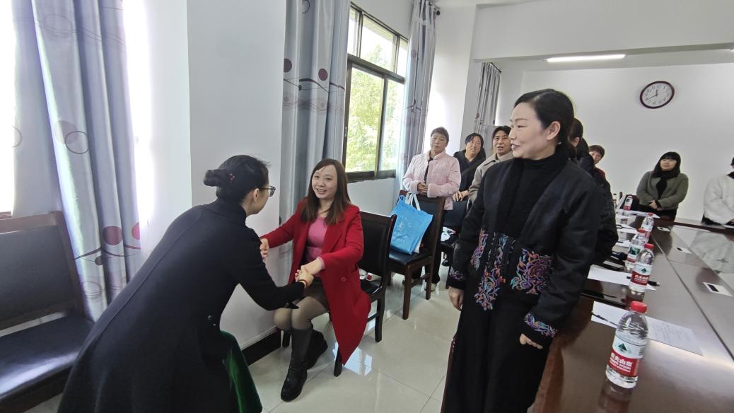 （陳娟老師現(xiàn)場(chǎng)演示與孩子溝通的正確姿勢(shì)）