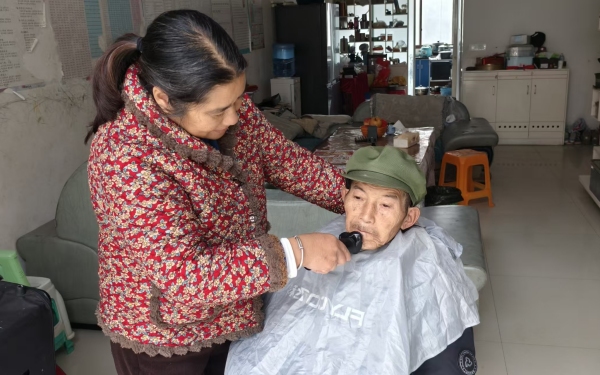 范知瓊為哥哥剃胡子。李官芮攝