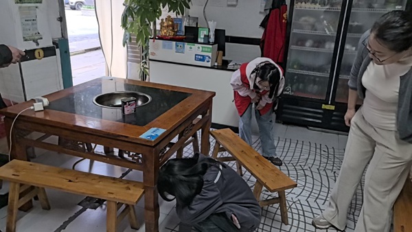 工作人員上門安檢。重慶燃?xì)饧瘓F(tuán)供圖