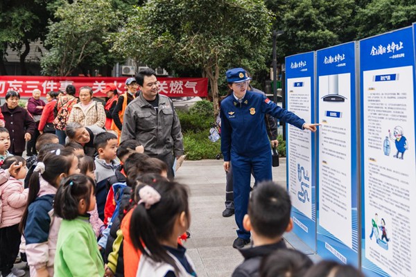 電力和消防人員向市民普及消防知識。國網(wǎng)重慶永川供電公司供圖
