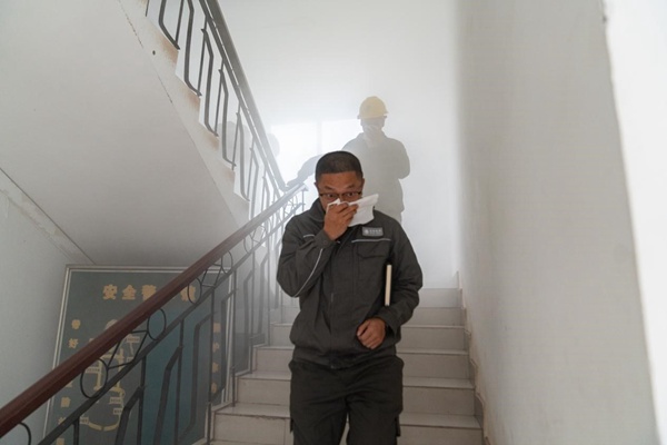 開展模擬火災(zāi)逃生演練。國網(wǎng)重慶永川供電公司供圖