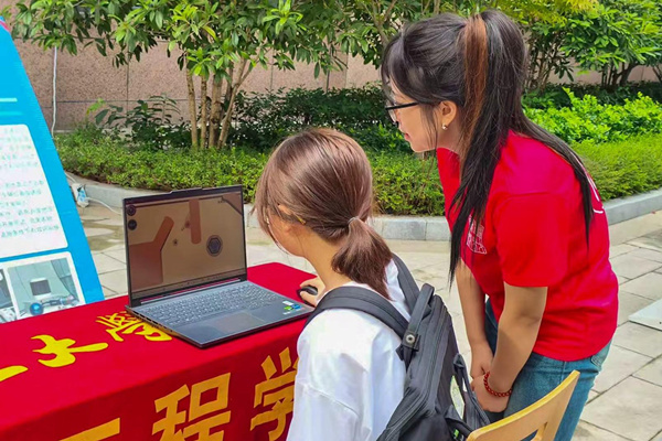 新生體驗材料科學與工程學院學生原創(chuàng)的材料科普游戲。校方供圖