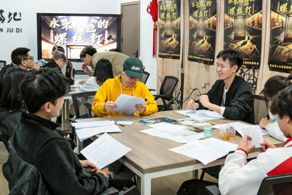 學生進行沉浸式情景演繹。校方供圖