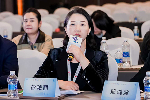 彭艷麗點評現(xiàn)場。重慶普瑞眼科醫(yī)院供圖