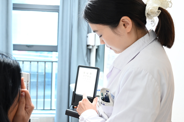 患者檢查視力情況。重慶南坪愛爾眼科醫(yī)院供圖