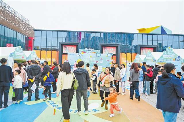 十一月十六日，重慶健康集市“渝超”專(zhuān)場(chǎng)開(kāi)市。（主辦方供圖）