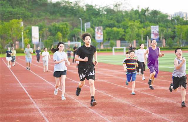 近日，永川區(qū)文昌路紅旗小學操場上，多名市民在運動。通訊員 敖民極 攝\視覺重慶