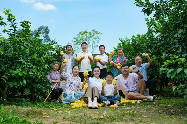 微短劇《花開檸鄉(xiāng)》劇照。潼南區(qū)融媒體中心供圖