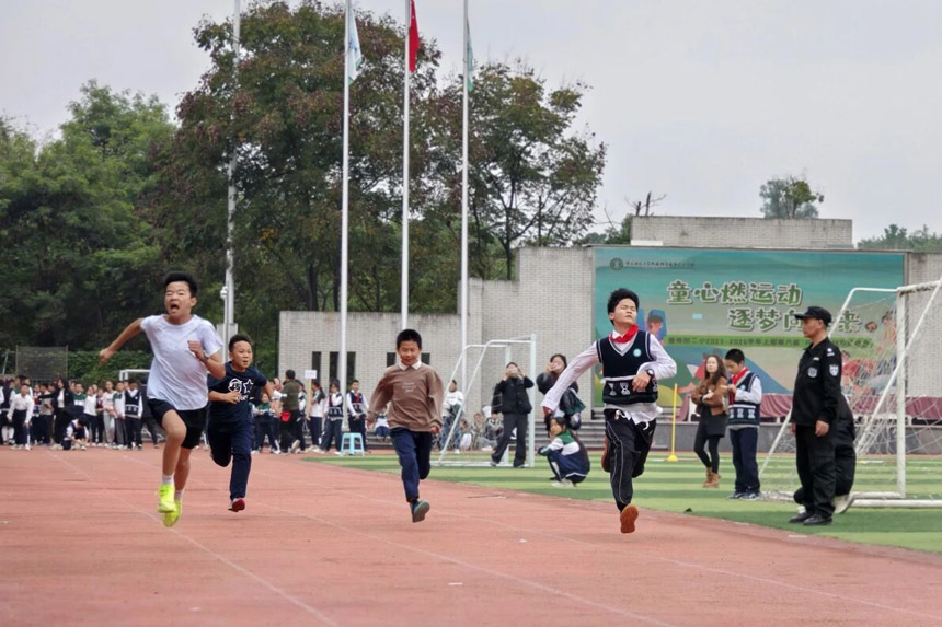奮力奔跑。學(xué)校供圖