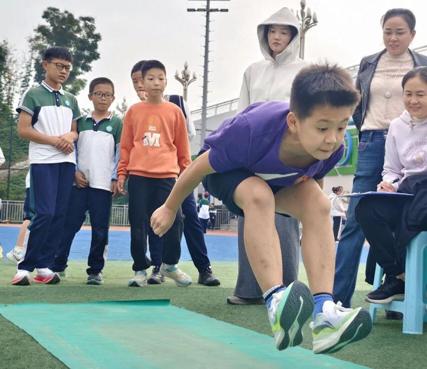 立定跳遠(yuǎn)。學(xué)校供圖
