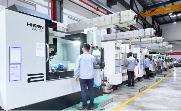 重慶農(nóng)商行積極支持重慶恒偉林汽車零部件有限公司發(fā)展。圖為該公司質(zhì)量工程師在數(shù)字化車間對汽車零部件現(xiàn)場工藝及完成情況進(jìn)行檢查跟蹤。重慶農(nóng)商行供圖