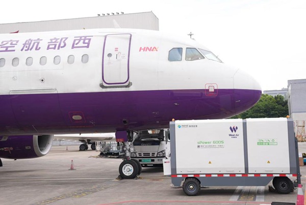 西部航空新能源電源車為飛機(jī)供能。西部航空供圖