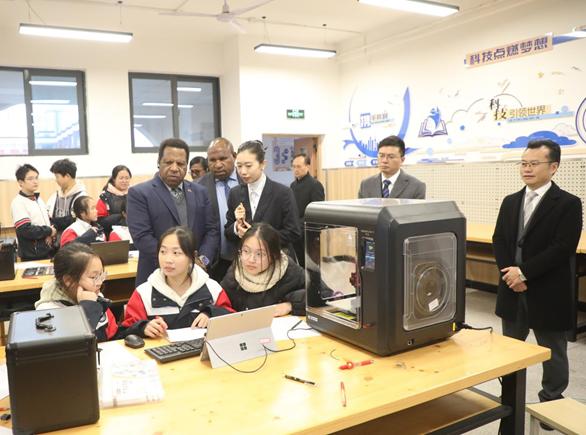 代表團考察教學設施和特色課程。西附榮昌實驗學校供圖