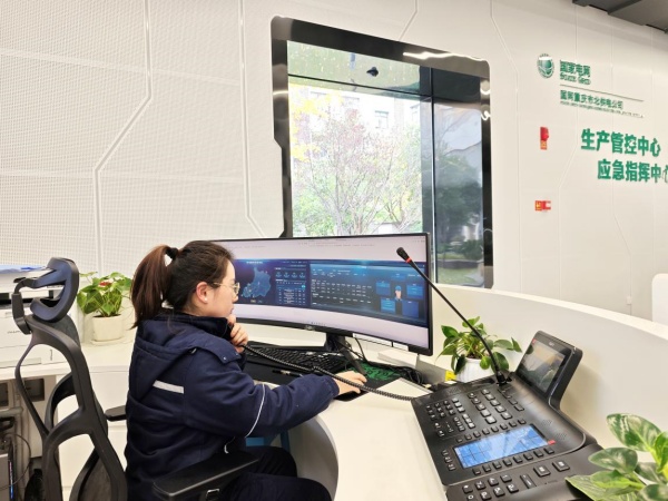 國網(wǎng)重慶市北供電公司員工通過客戶畫像系統(tǒng)解答客戶疑問。鐘雪攝