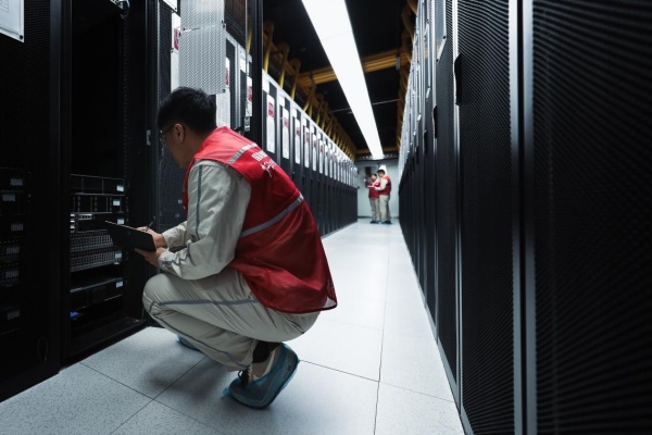 國網(wǎng)重慶信通公司對云平臺核心服務(wù)器進行全面巡檢。張醇攝