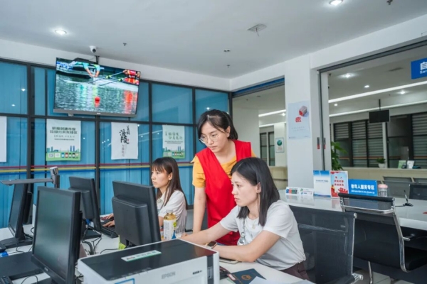 志愿者在自助服務(wù)區(qū)引導(dǎo)服務(wù)群眾。涪陵區(qū)政務(wù)服務(wù)管理事務(wù)中心供圖