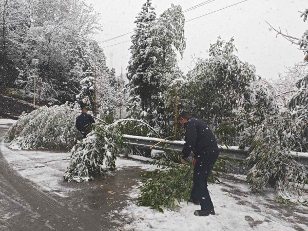 冰雪路段道路安全巡查。葛城街道供圖