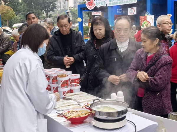 2025重慶小面文化節(jié)上市民品嘗重慶小面。任峰攝