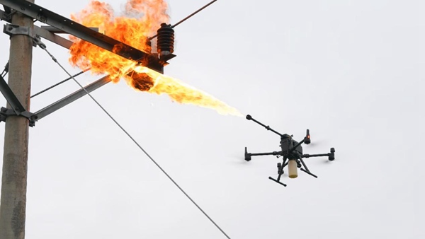噴火無人機治理電桿上的馬蜂窩。國網(wǎng)重慶永川供電公司供圖