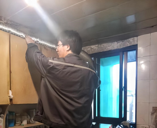 重慶燃氣工作人員上門進行安全檢查和煙道整改。重慶燃氣集團供圖