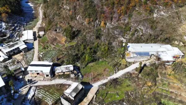 升級(jí)改造的水泥路通到居民家門口。重慶高速集團(tuán)供圖