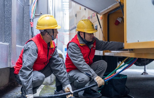 電力人員為重大活動保電。國網(wǎng)重慶永川供電公司供圖