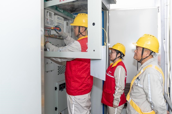 電力人員開展安全檢查。國網(wǎng)重慶永川供電公司供圖