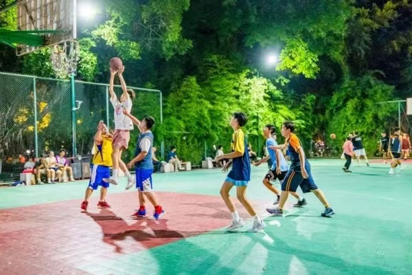 市民在新建籃球場(chǎng)運(yùn)動(dòng)。大渡口區(qū)融媒體中心供圖