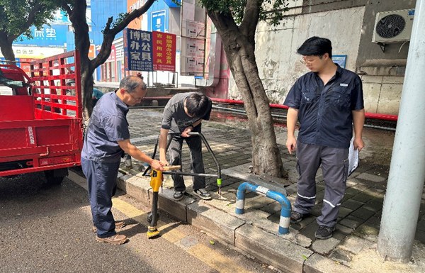檢測組開展藥三線管道本體腐蝕檢測。重慶燃?xì)饧瘓F(tuán)供圖