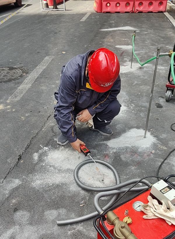 組織實(shí)施外防腐層破損點(diǎn)檢測。重慶燃?xì)饧瘓F(tuán)供圖