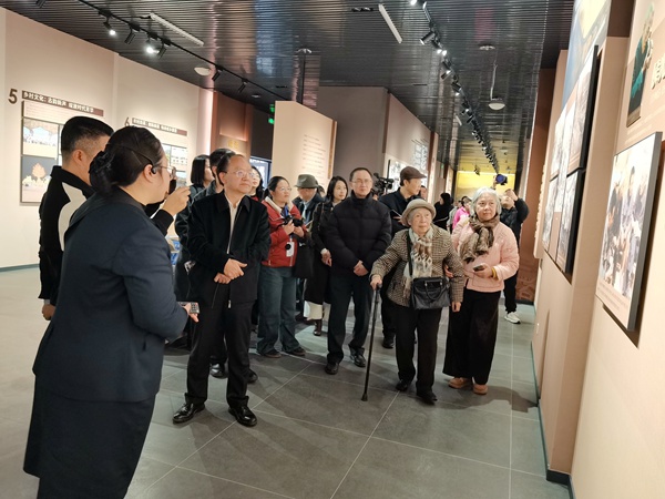 參觀“鄉(xiāng)建四杰”聚北碚陳列館。西南大學(xué)鄉(xiāng)村振興戰(zhàn)略研究院供圖