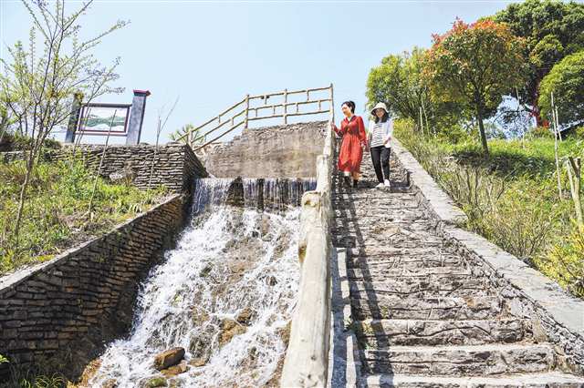 游客在奉節(jié)青龍鎮(zhèn)大窩社區(qū)賞景。人大代表先后提出建議15條，助推當地旅游業(yè)發(fā)展。如今，該社區(qū)年接待游客數量已突破20萬人次。（資料圖片）記者 謝智強 攝/視覺重慶