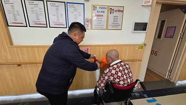 到敬老院慰問老人。廣發(fā)銀行重慶分行供圖