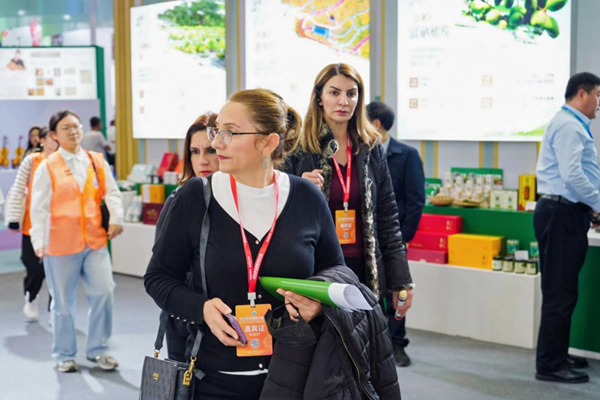 多名外商踴躍了解重慶林業(yè)產(chǎn)業(yè)。重慶市林業(yè)局供圖