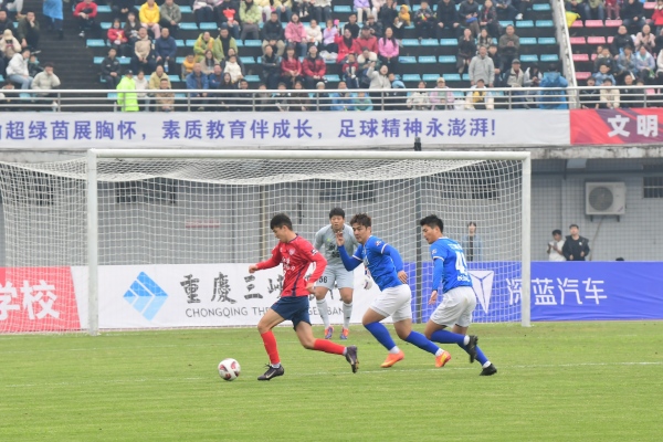 雙方隊(duì)員在場上激烈爭搶。江津區(qū)委宣傳部供圖